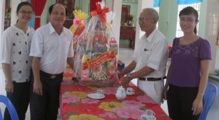 Đồng chí Nguyễn Tiến Sử-Phó Bí thư Thường trực Huyện ủy thăm, chúc tết các doanh nghiệp, cơ sở tôn giáo và gia đình chính sách